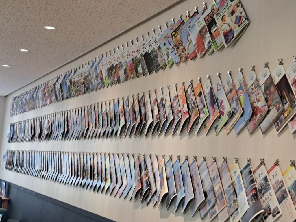 市役所2階カフェに飾られている市報240冊