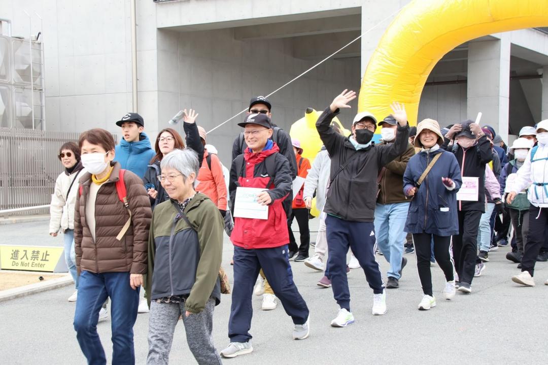 元気にウォーキングをスタートする参加者の皆さん