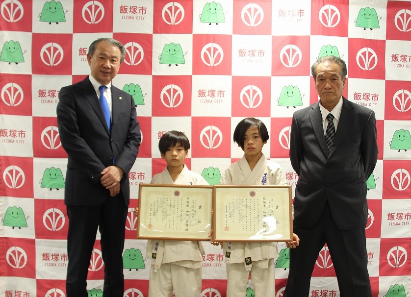 賞状とともに写る武井市長、和田莞慈（かんじ）さん、和田寧翔（ねいと）さん、工藤浩館長