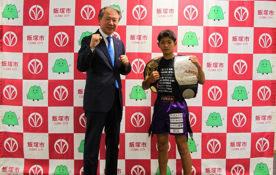 武井市長と写真撮影をする新名さん
