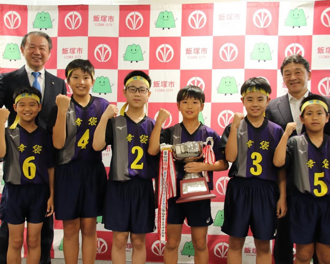 幸袋ジュニアレギュラー選手６人と市長、教育長