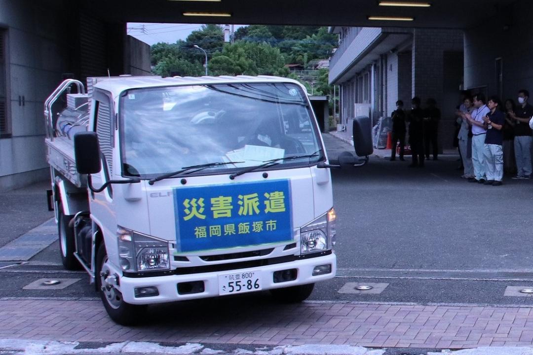 出発する給水車両