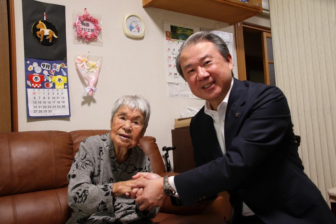 市長にお祝いを伝えられる梅田フジヱさん