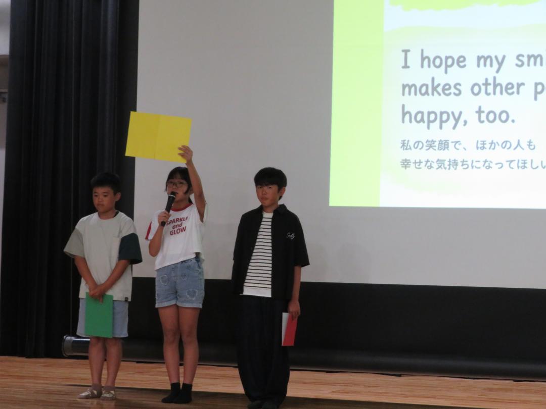 英語に関するプレゼンテーションを行う小学生の様子