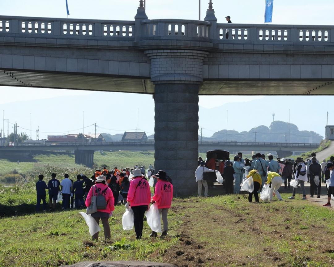 「I LOVE 遠賀川」で一斉にゴミ拾いを始める参加者
