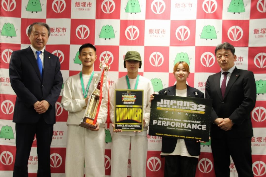 ダンス大会で全国優勝し、市長・教育長表敬を行ったダンスチーム「nuckle town」と指導者の岩坂先生