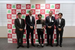 市役所を訪れ武井市長及び桑原教育長にアントレプレナーシップ推進大使就任の報告を行うスタートアップポップコーン株式会社代表取締役CEOの澤田聖士（さわだせいじ）さん