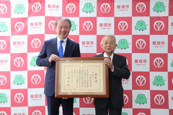 武井市長に喜びの報告を行う飯塚市自治会連合会副会長の多田憲昭さん