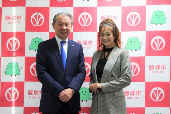 武井市長を訪問し笑顔で受賞の喜びを報告する田中さん