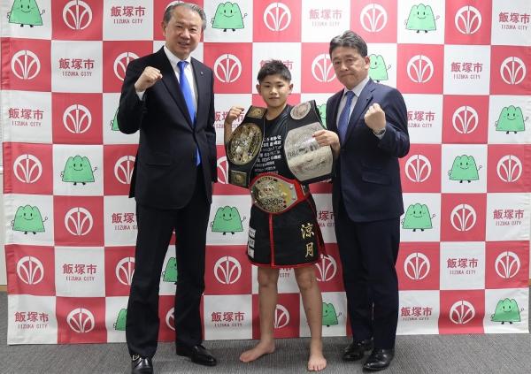 市長、教育長に優勝報告を行った新名涼月さん